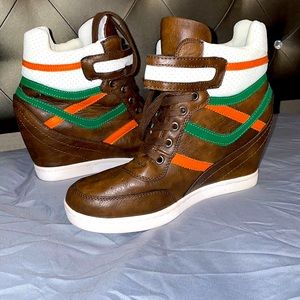 Heeled tennis shoes.